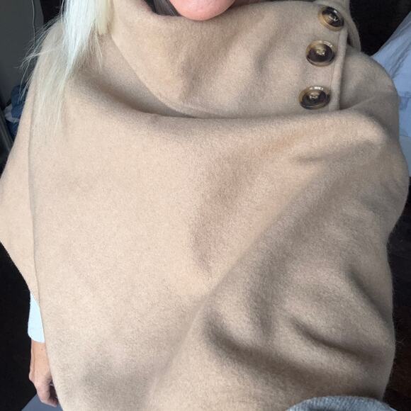 Boohoo Camel Funnel Neck Poncho w/ buttons, OS, EUC, Made in Italy - Picture 3 of 4